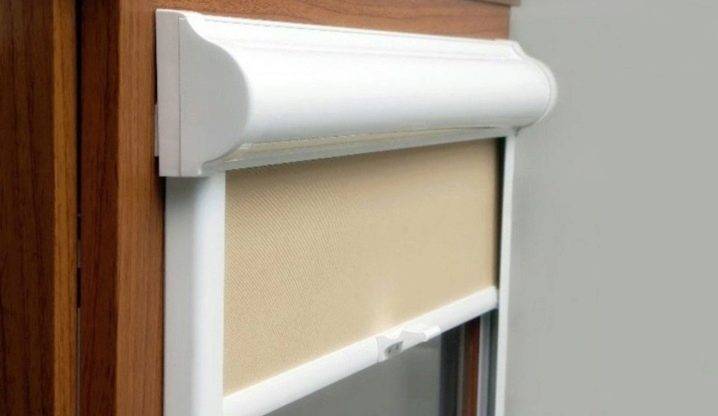 Stores enrouleurs pour fenêtres en plastique sans perçage