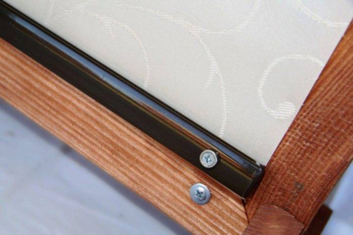 Stores enrouleurs pour fenêtres en plastique sans perçage