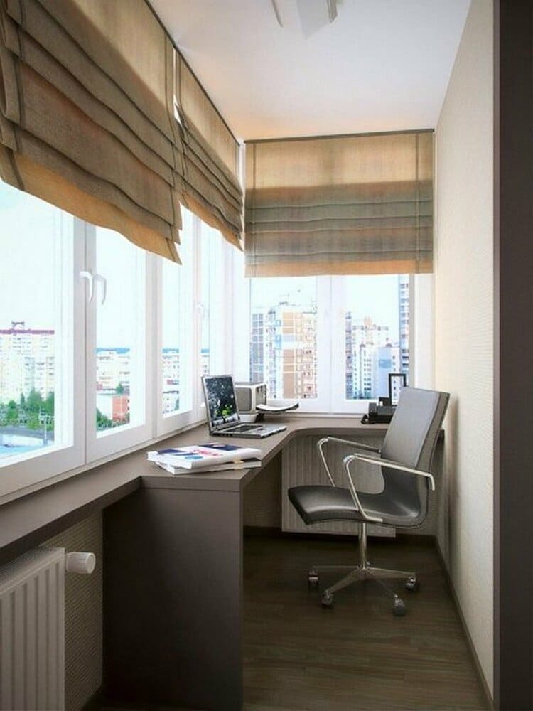 Comment commence l'équipement d'un balcon pour un bureau?