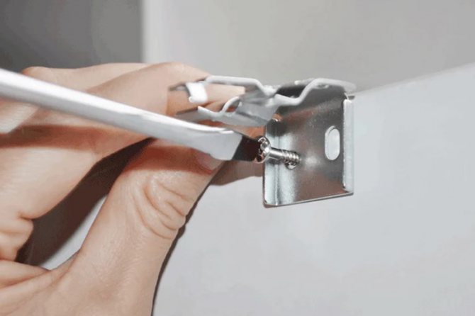 Avec vis autotaraudeuses