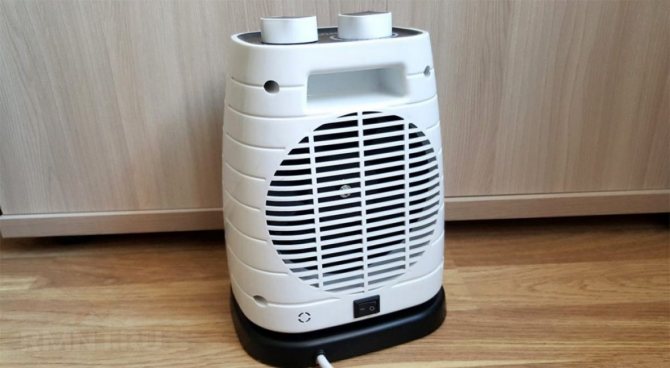 À l'aide d'un radiateur soufflant, vous pouvez organiser le soufflage des vitres embuées