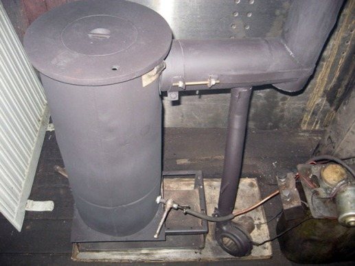 poêle à ventre fait maison dans le garage