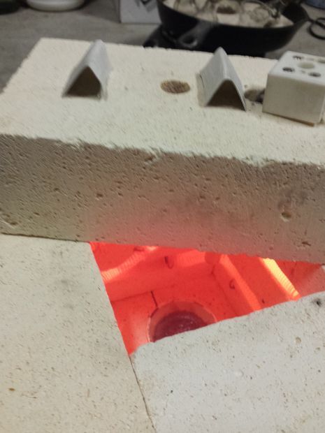 Four électrique fait maison pour créer des céramiques, des métaux de recuit, des produits en argile