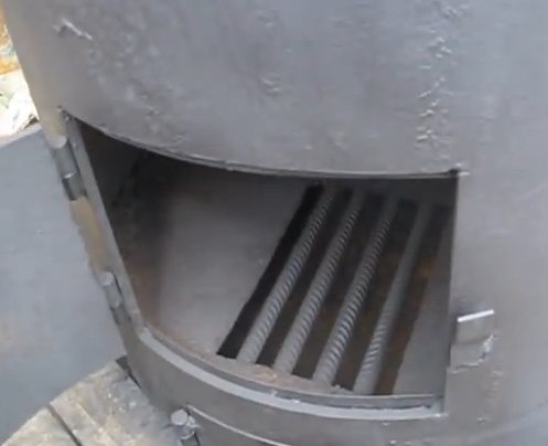 Une grille faite maison peut être fabriquée à partir de restes de barres d'armature.