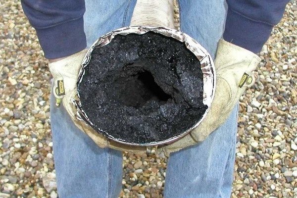 Accumulation de suie dans une cheminée ronde