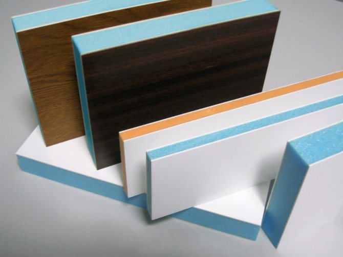 Les panneaux sandwich sont utilisés pour isoler les portes en PVC