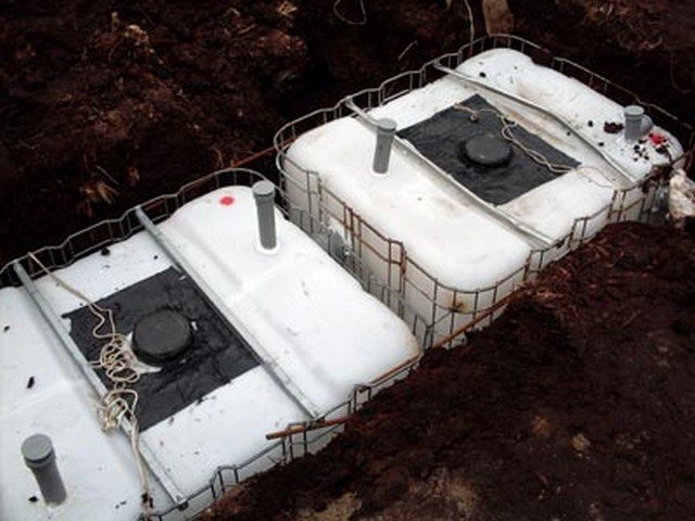 Fosse septique dans la fosse.