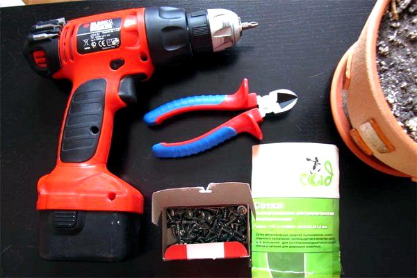 Maille de fenêtre en bois