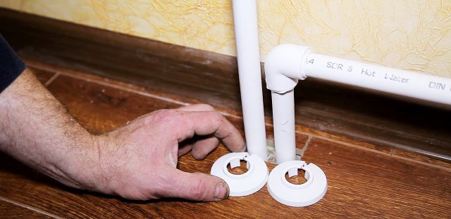 L'espace entre le stratifié et le tuyau