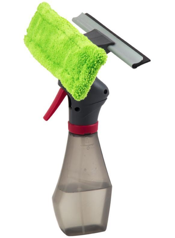 Brosser avec un essuie-glace et un pistolet pulvérisateur