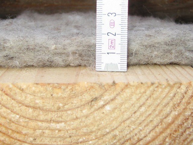 Isolation en laine sur une bûche