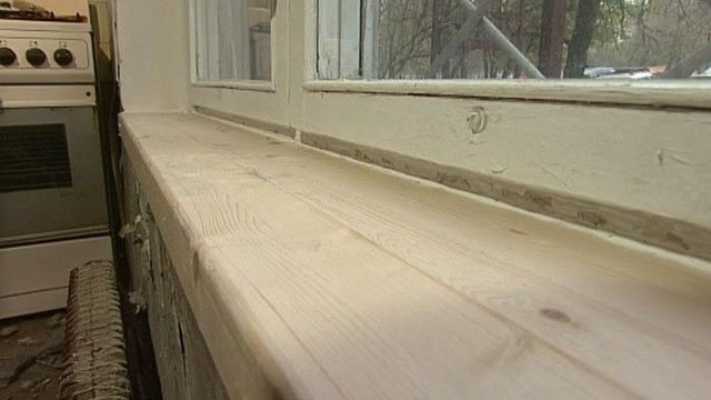 Largeur d'appui de fenêtre dans une maison à panneaux