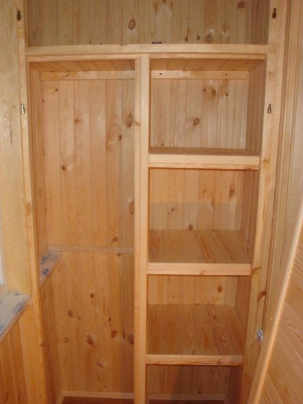 Armoire avec étagères dans la niche du balcon