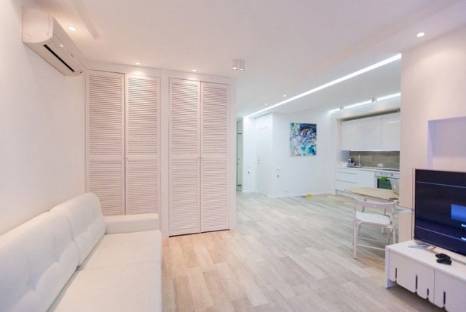 Armoire à portes persiennes