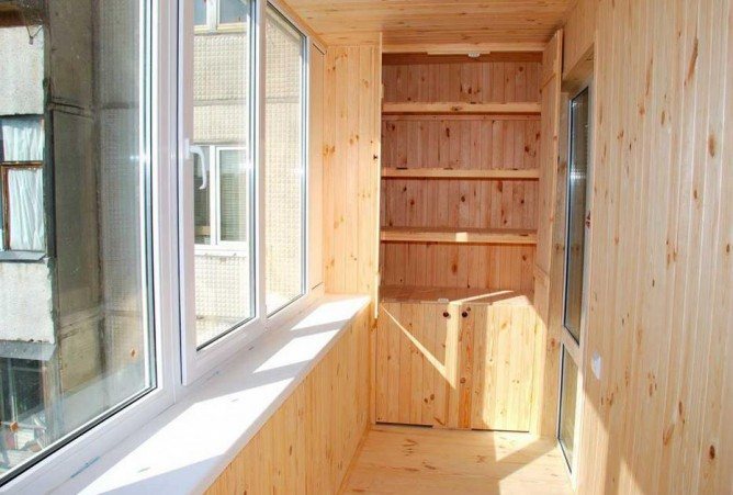 Armoires sur le balcon