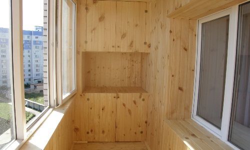 armoires sur la loggia de la doublure