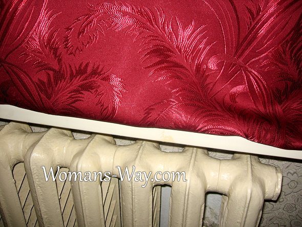 Le rideau ferme la fenêtre de l'entrée d'air glacial en hiver)