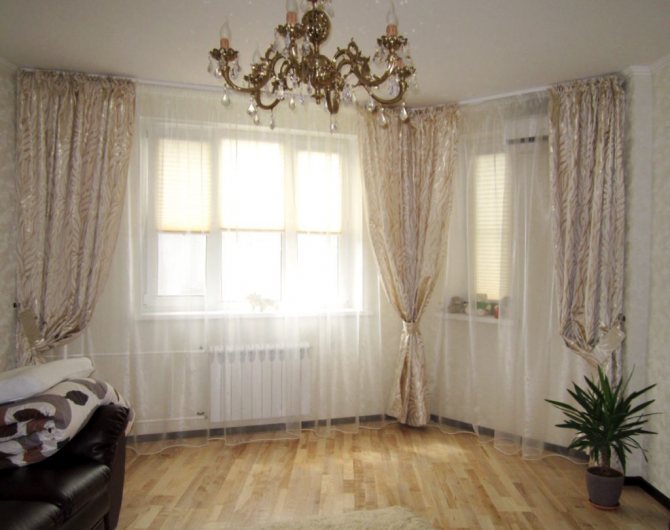 Rideaux en tissu de brocart beige pour deux fenêtres