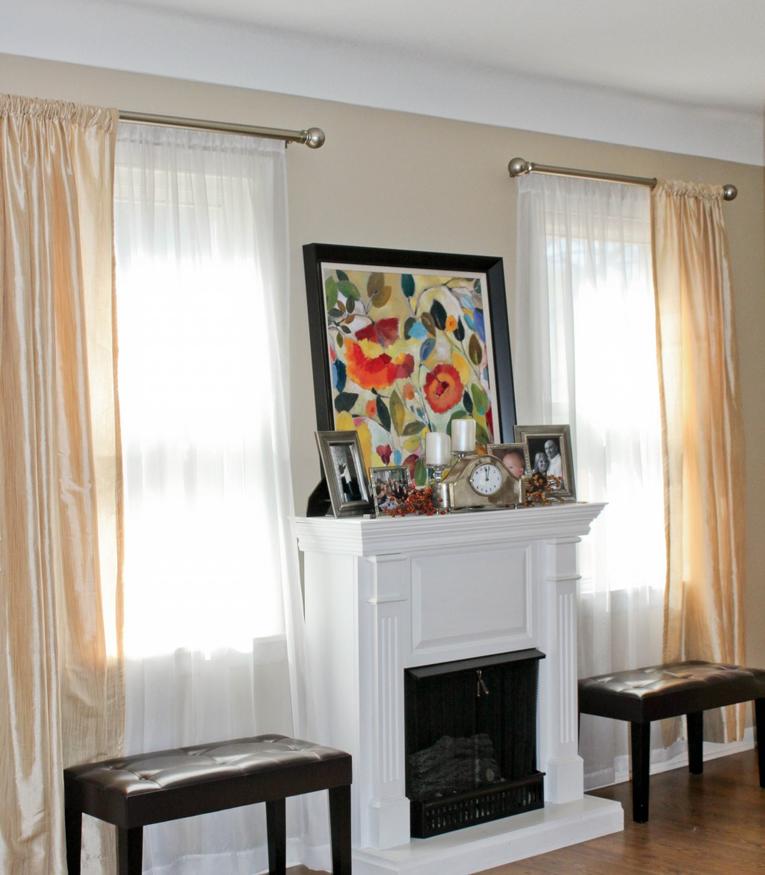 Rideaux pour deux fenêtres avec une cloison