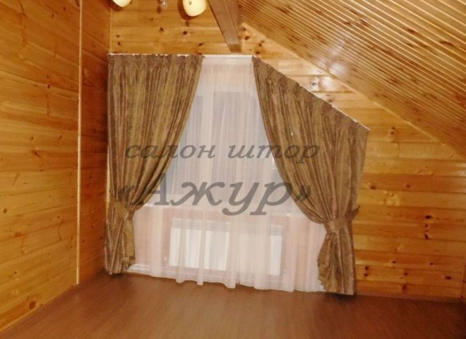 Rideaux sur une corniche profilée