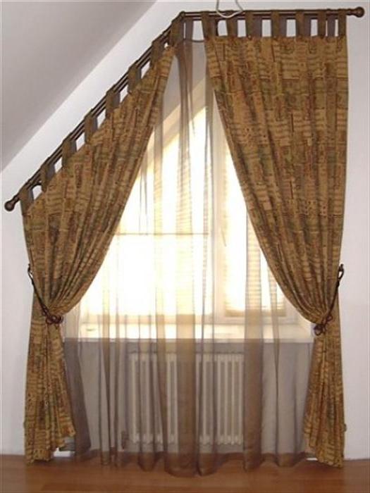 Rideaux sur une fenêtre triangulaire sur une corniche ronde