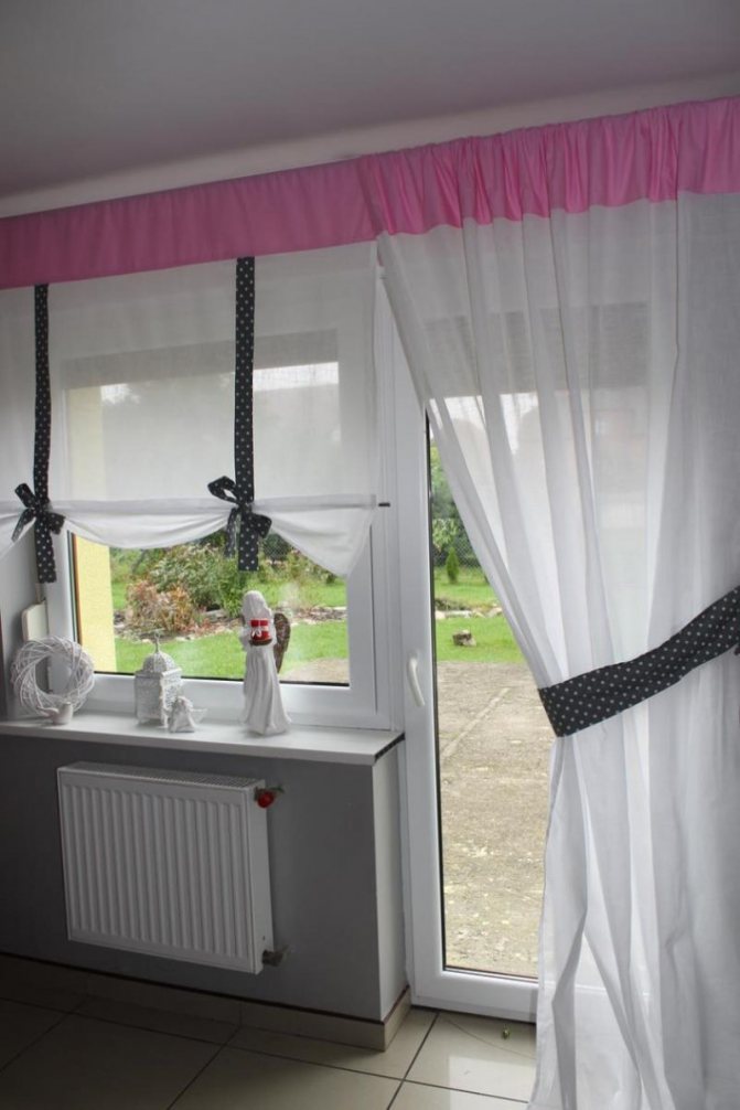 Rideaux dans le hall où il y a un balcon