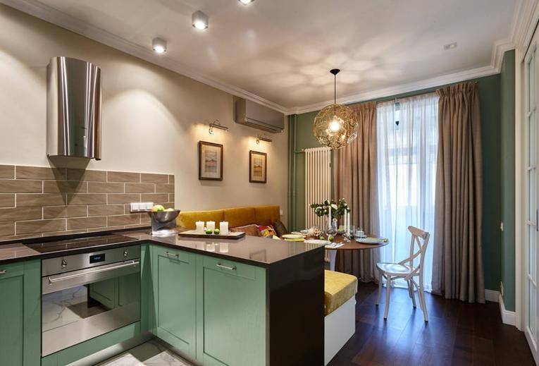 Rideaux dans le hall avec une porte de balcon c photo