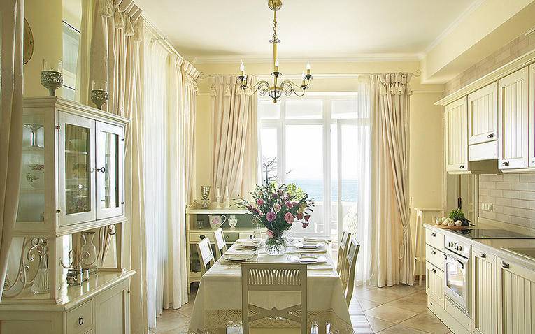 Rideaux dans le hall avec une porte de balcon c photo