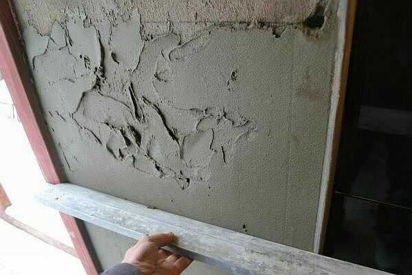 Les pentes de plâtre sont réalisées en deux étapes: la première est rugueuse, la seconde est définitive