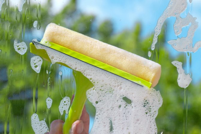 Vadrouille pour fenêtres en plastique près de