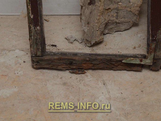 Partie inférieure de la traverse gravement pourrie.