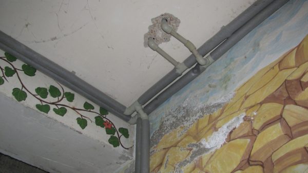 Système de chauffage d'un immeuble d'habitation avec remplissage par le haut