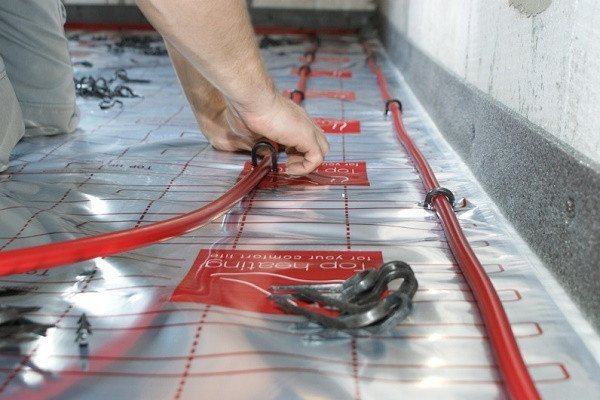 Supports pour la fixation des tuyaux au sous-plancher