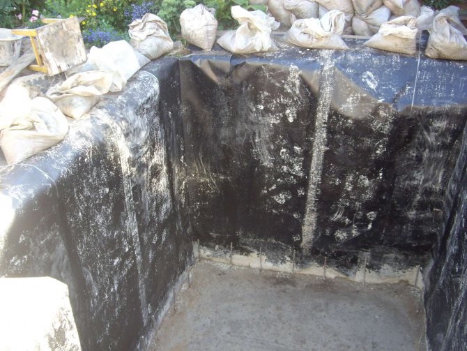 Il est impératif de prendre soin de l'imperméabilisation de la paroi du fond de la fosse.