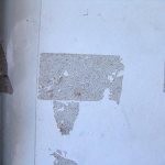 traces de colle sur la surface