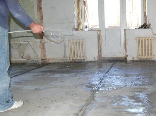 Mouiller la chape avec de l'eau