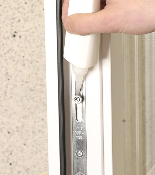 Lubrification du tourillon de la fenêtre en plastique