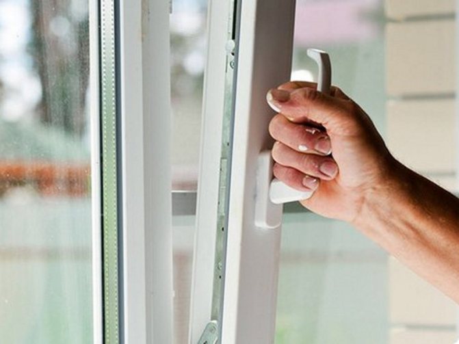 Lubrification des ferrures de fenêtres en plastique, pourquoi est-ce nécessaire ?