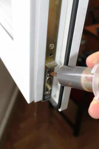 Lubrification des vitres avec une seringue