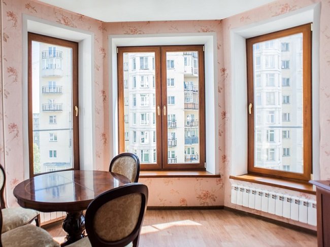 combinaison de fenêtres stratifiées avec des meubles