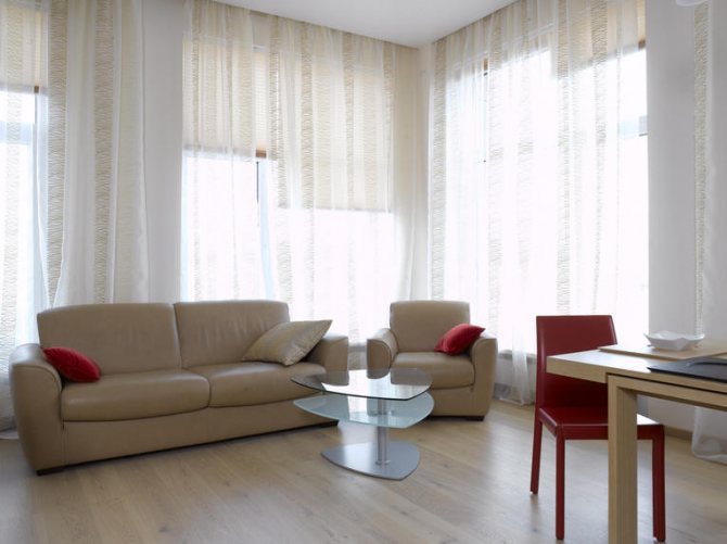 La combinaison de tulle transparent avec des stores enrouleurs dans un style minimaliste