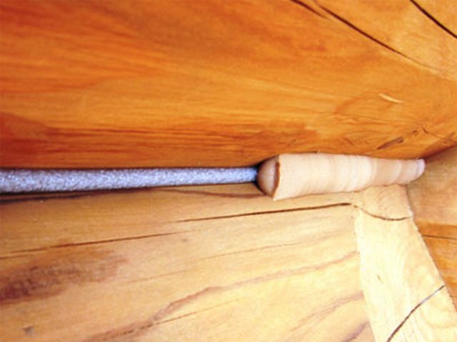 Une combinaison d'un faisceau de mousse de polyéthylène martelé dans l'espace et d'un scellant