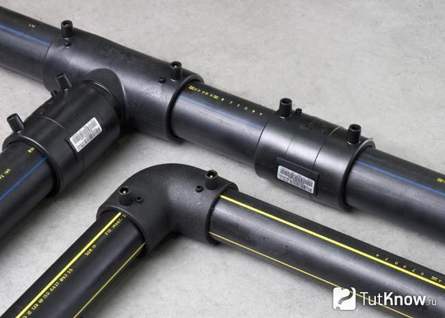 Raccordement de tuyaux en polyéthylène pour l'alimentation en eau avec raccords