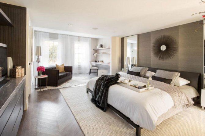 chambre avec deux fenêtres