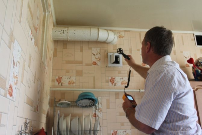 Le spécialiste vérifie le capot