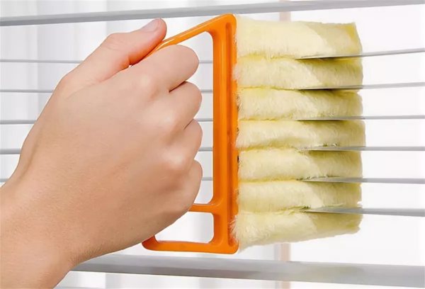 Brosse spéciale pour rideaux avec fixation textile