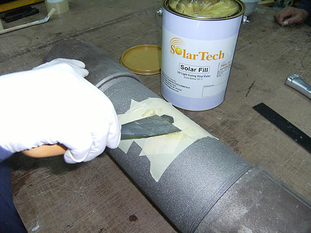 Le tuyau doit être recouvert d'un apprêt spécial après avoir enlevé la rouille.