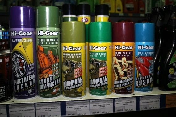 Les produits en aérosol traitent les taches de goudron