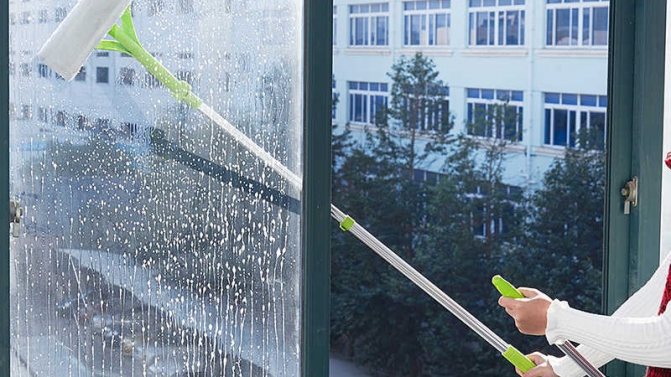Nettoyant pour vitres: comment et comment nettoyer la fenêtre du balcon