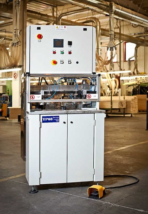 Machine pour la production de fenêtres euro en bois